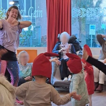 Peuters brengen vrolijkheid en dansjes naar het verzorgingshuis